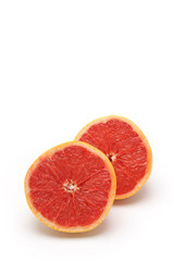 Pamplemousse coupé en deux sur fond blanc