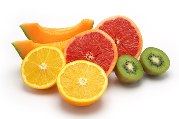 Assortiments de fruits sur fond blanc