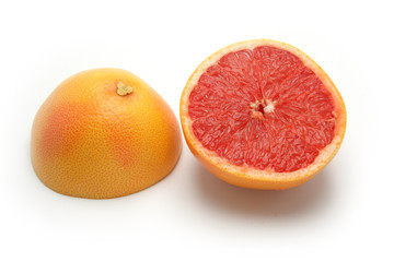 Pamplemousse coupé en deux sur fond blanc