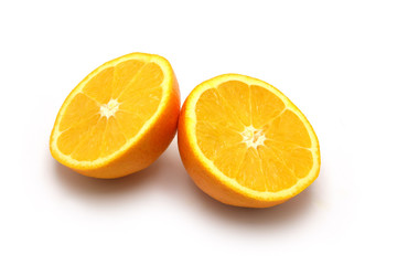 Fototapeta na wymiar Orange coupée en deux sur fond blanc