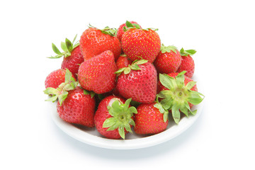 Fraises dans une assiette sur fond blanc
