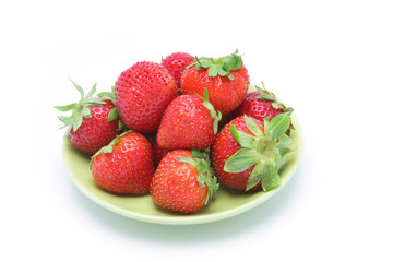 Fraises dans une assiette sur fond blanc