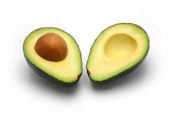 Avocat coupé en deux sur fond blanc