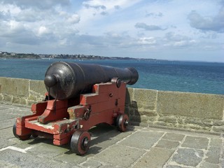 Fototapeta na wymiar Canon na fortyfikacji Saint Malo
