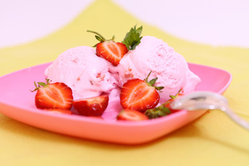 eis mit erdbeeren