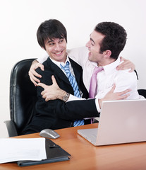 hommes d'affaires satisfait enlacés