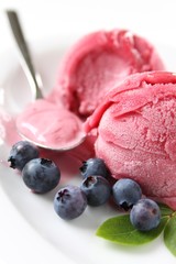 Speiseeis mit Blaubeeren