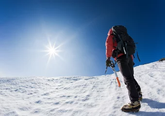 Rolgordijnen Klimmer die de top van een bergtop bereikt © rcaucino