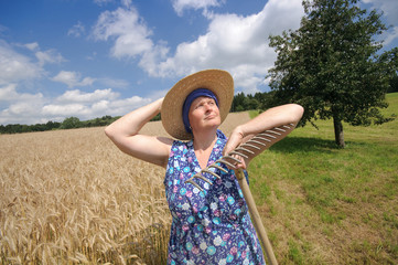 Stolze Bäuerin bei der Erntearbeit im Kornfeld