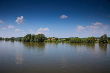 Obraz na płótnie Canvas Rzeka Overflow i błękitne niebo