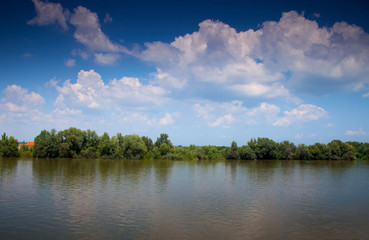 Fototapeta na wymiar Rzeka Overflow i błękitne niebo