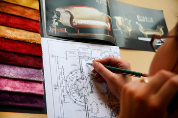 She paints a project plan and choose furniture