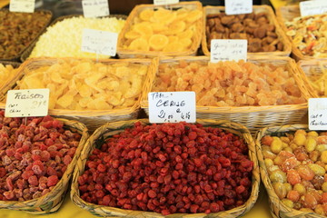 Fruits secs confits au marché.