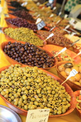 Olives de toutes sorte au marché.