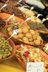 Choix d'olives au marché.