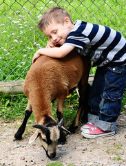 kind mit ziege