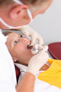 zahnarzt setzt patientin eine spritze