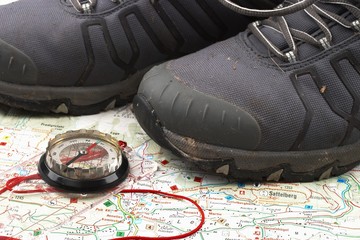 Kompass, Karte, Wanderschuhe