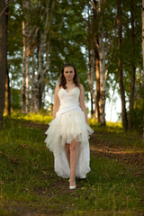 Obraz na płótnie Canvas bride in white dress on the nature