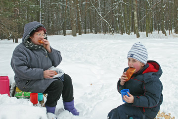 Fototapeta na wymiar lunch on nature in winter wood