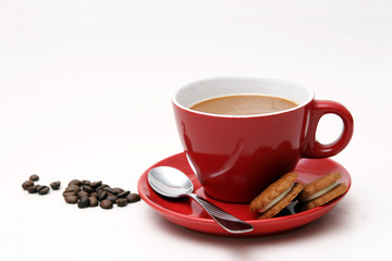 rote tasse kaffee mit keks