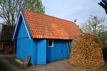 Fototapeta na wymiar Niebieski drewniany dom