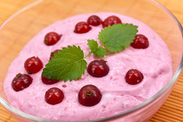 Milchshake mit Johannisbeeren