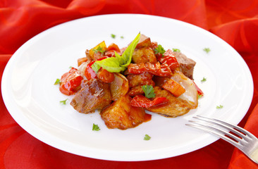 gulasch,fleisch mit gemüse