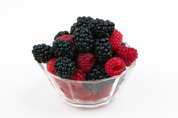 Glasschüssel mit frischen Beeren