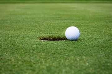 Fototapeta Golf ball on the way to the hole obraz