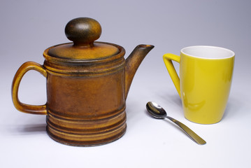 Teiera con tazza e cucchiaio