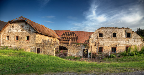 Fototapeta na wymiar Stary zniszczony dom