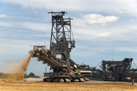 Gro&szlig;ger&auml;te in einem Tagebau