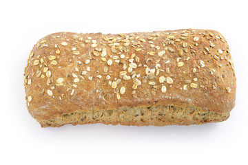 Pain aux céréales sur fond blanc