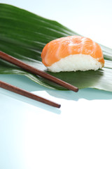 Sushi avec baguettes asiatiques