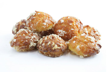 Chouquettes sur fond blanc