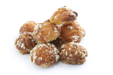 Chouquettes sur fond blanc