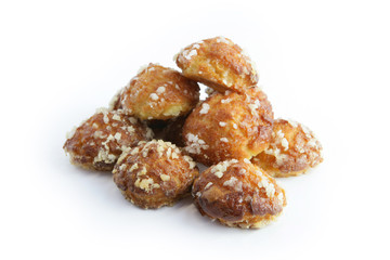 Chouquettes sur fond blanc