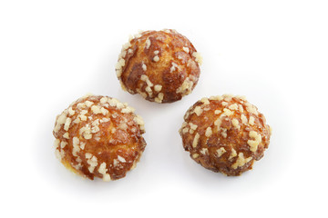 Chouquettes sur fond blanc