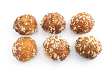 Chouquettes sur fond blanc