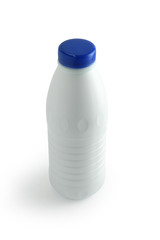 Bouteille de lait sur fond blanc