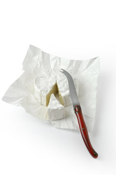 Camembert et couteau à fromage sur fond blanc