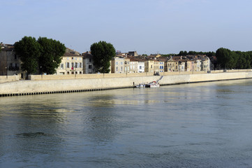 Fototapeta na wymiar Arles na Rodan
