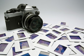 Fotocamera rerflex 35mm con diapositive, su sfondo bianco