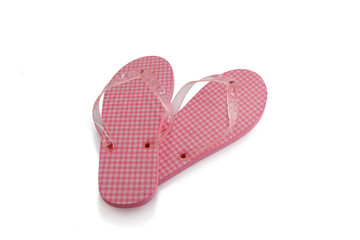 Paire de tongs roses sur fond blanc