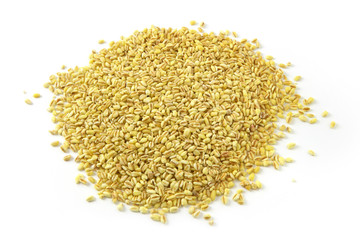 Grains de blé sur fond blanc