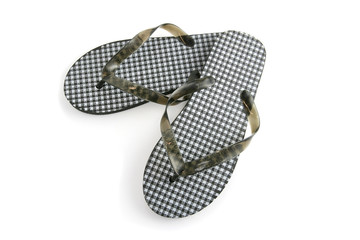 Paire de tongs noires et blanches sur fond blanc