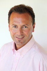 Homme d'affaires souriant et dynamique