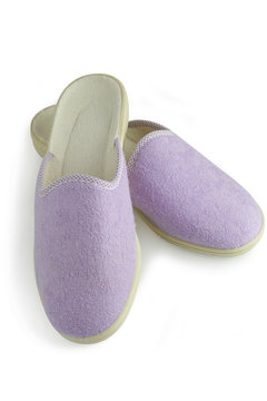 Paire de mules violettes d'int&eacute;rieur sur fond blanc