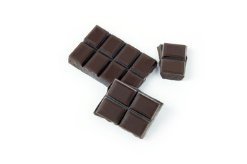 Morceaux de chocolat noir sur fond blanc